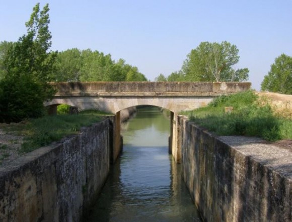Puente y esclusa del Canal de Castilla